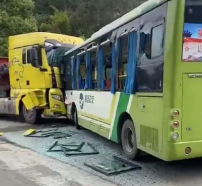 弯道超车？半挂车与公交车对撼！2人轻微伤