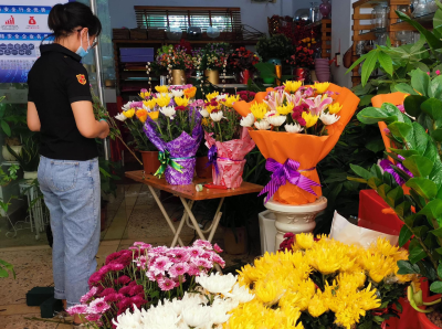 鲜花祭奠成新风尚！清明临近梅城不少市民选择用鲜花祭奠的方式寄托哀思