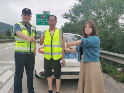 我为群众办实事丨高速行驶遇爆胎，路政员变“修理工”巧手换胎