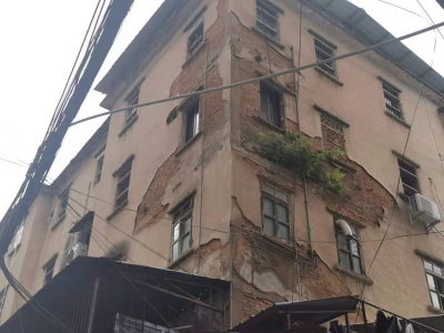 糟心！梅江区一老旧住宅楼墙皮脱落成隐患，曾有住户被砸中...