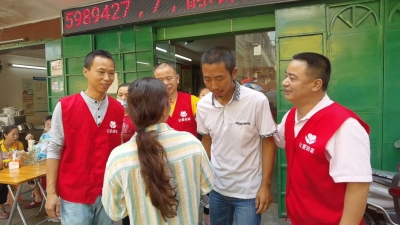 多亏了这些“红马甲”！漂泊一个多月，流浪汉终于回家~
