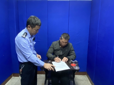 憋不住在高速违停小解？担心被罚，司机一脚油门逃... 民警：拘！