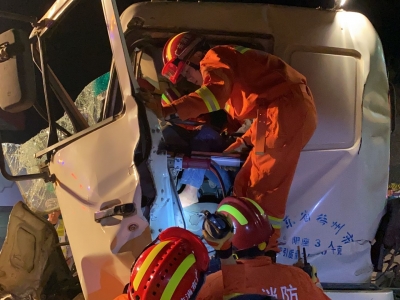 事发丰顺北斗服务区！两车相撞，车头严重变形，司机被困驾驶室内...