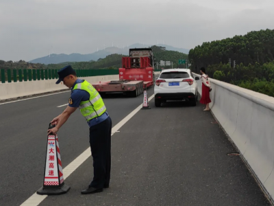 高速路上车胎漏气，女司机非常紧张又不知怎么办...这俩大哥来了