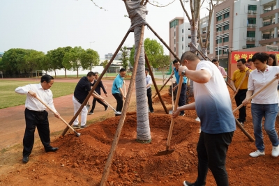曾智明回梅考察教育工作：十年树木 百年树人
