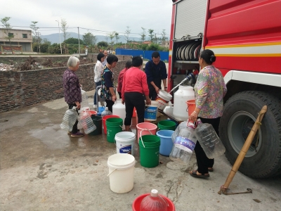 消防车“变身”送水车！几百吨水解群众用水难题...