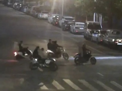 骑着摩托带着砍刀，8名“古惑仔”夜宵店寻衅滋事？“傻酷”不过几秒，抓了