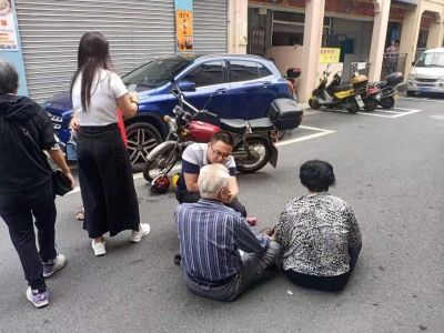 友善丨小车突然开门，2名骑摩托的老人被碰倒在地...关键时刻他们“出手”了！
