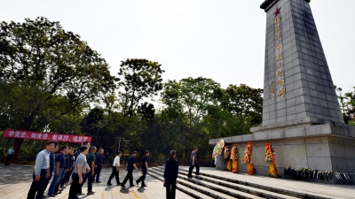 梅州市人大常委会机关党委到梅县革命烈士陵园开展主题党日活动