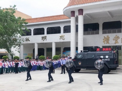 装甲车来到了这里，TA们都沸腾了