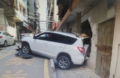汽车“怼”上路边房屋，咋回事？