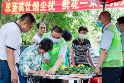 鲜花换纸钱 文明寄哀思！今年清明，我们这样缅怀先人…