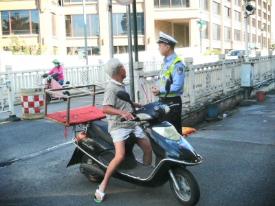 梅州这路段频现“逆行侠”，梅州交警：逆行陋习不可为！
