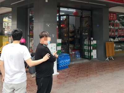 男子多次“顺手牵羊”，这次被店主人赃俱获