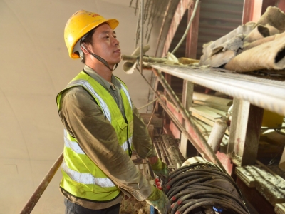 “这隧道，我建的！”五一劳动节，致敬这位梅龙高铁项目建设者
