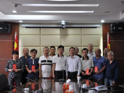 “全国助残日”期间 市残联领导到企业慰问残疾职工