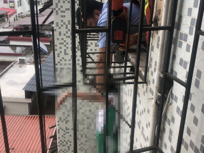 惊险！小女孩卡在防护网，所幸救援及时