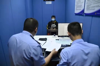 无证驾驶还发微博称“交警要通过中介收钱才放车”！威风不过半秒！