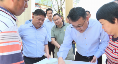 吴晖调研学校改扩建工作