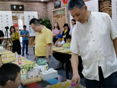 以棋“对话”！ 梅州小棋手们与中国象棋泰斗柳大华面对面“斗”棋