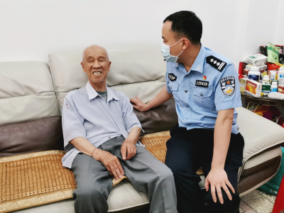 我为群众办实事丨“窗口”服务零距离！民警上门为八旬老人办理护照