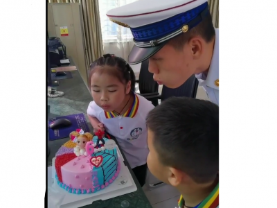 龙凤胎宝宝来梅州消防过生日，许下了两个暖心的愿望~