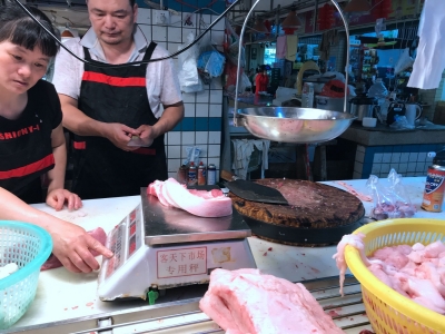 一把电子秤里的“小计量”与“大民生”！梅江区客天下集贸市场实行电子秤“统配统管”