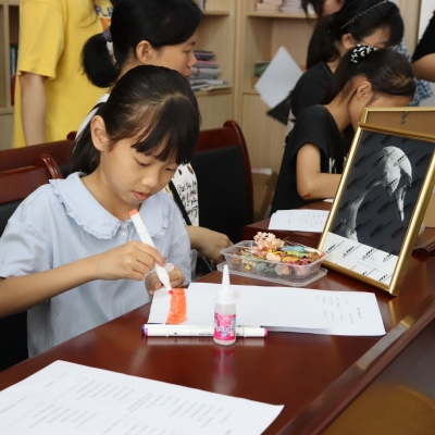 扣好“人生第一粒扣子”！这些亲子插画超有型