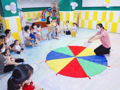 来看萌娃们的别样“六一”！找颜色、卷麻花、套圈圈...就是玩儿~