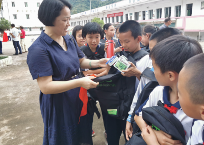 今天，平远泗水学校孩子们收到了这份爱...