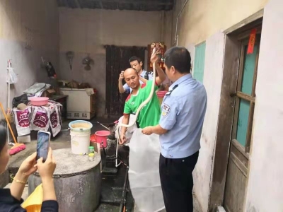 两米“蛇哥”溜进居民家中盘在冰箱上，吓死人！民警化身“法海”上演“捕蛇记”