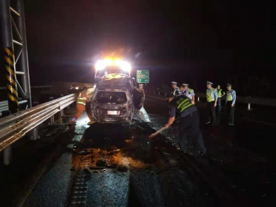 兴华高速上的惊险一幕！小车自燃，烧得只剩“骨架”...多方齐扑救！