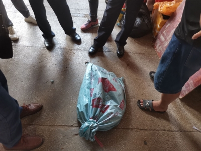 和谐丨草药店内惊现危险“不速之客”！民警及时“抓捕”护民安