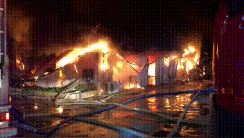 11户17人受灾！梅县白渡一市场突发火灾，初步判断是因为...