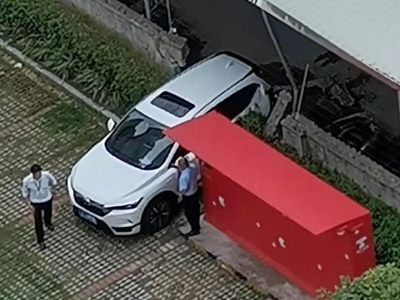 新手司机倒车上演惊险“穿墙秀”，视频看呆...