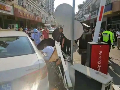 小车突然撞上保安亭，群众合力抬车救保安