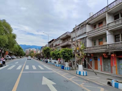 我为群众办实事丨梅江区西阳镇圩镇道路实施“微改造”，让群众出行有保障。