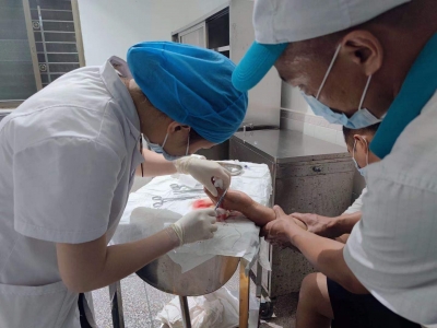 高速服务区，一货车司机受伤血流不止！危急时刻还好有他们...