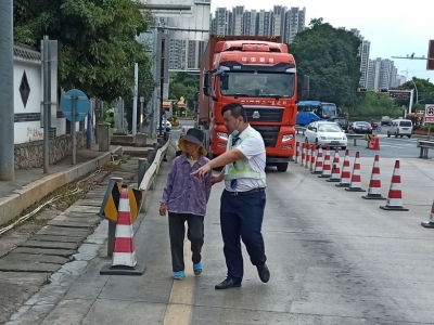 友善丨八旬老人烈日下迷路险些误上高速，幸好有他们...