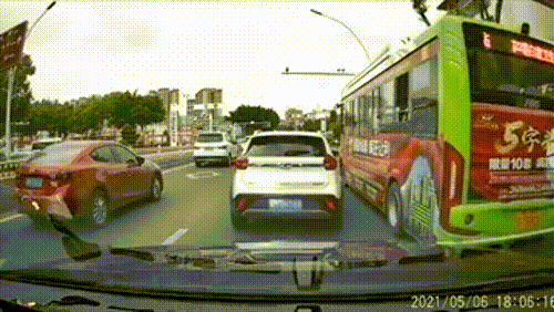 公交车不守交规跨道左转？蜀黍：马上传唤