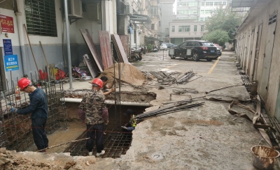 盼了3年的电梯终于动工，隔壁楼的住户却反对… 电梯还能装不？来看相关部门怎么说