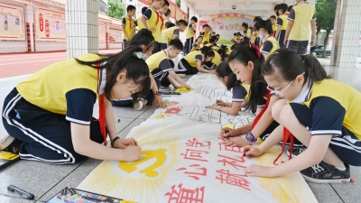 用画笔祝福祖国！20米长卷，美华小学48位学生一笔一画颂党恩