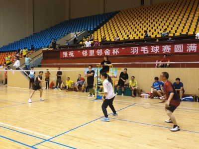 邻里邻舍，一起快乐健身！梅江区这羽毛球赛顺利收拍