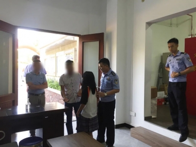 私自出游却和同学走散，关键时刻小女孩找上了他们...