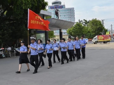 为群众手机打上防电诈“疫苗”！兴宁公安青年民警进企业开展反诈宣传