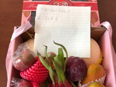 小朋友匆忙“闯”进消防队，悄悄放下一份包裹...打开一看心都暖化了~