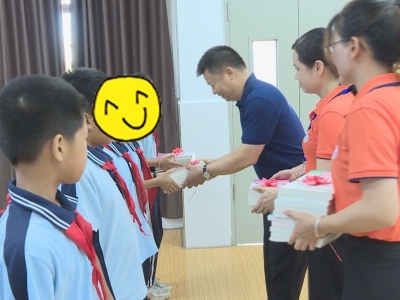 今日份暖心！他们给娃娃们提前送来了“六一”礼物...