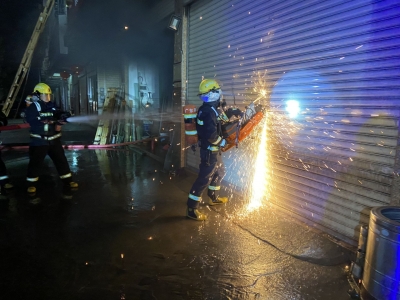 险！平远两店铺深夜起火，消防员破拆卷闸门，及时扑灭！
