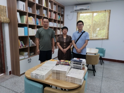 梅州市发展改革局-浒洲村共建图书室收到一批珍贵书籍，来自这位热心老师~