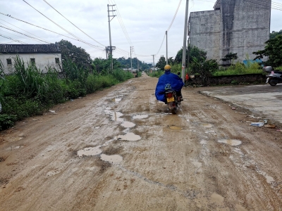 好多坑…丰顺这条3公里长的路烂了10多年，当地政府：将尽快修复